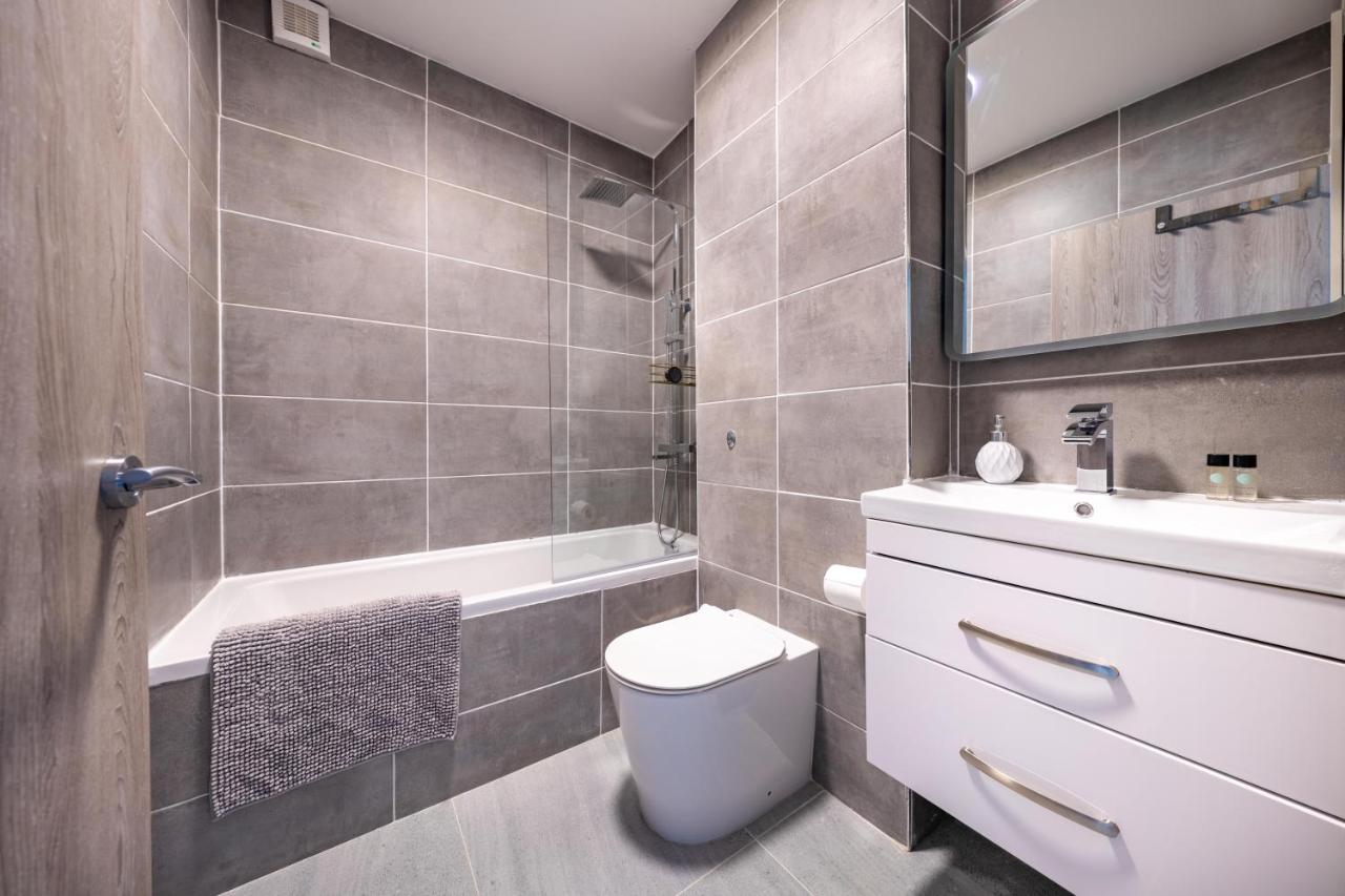 Ash View Place 4 -Heathrow - Thorpe Park - Free Parking Staines-upon-Thames Exteriör bild