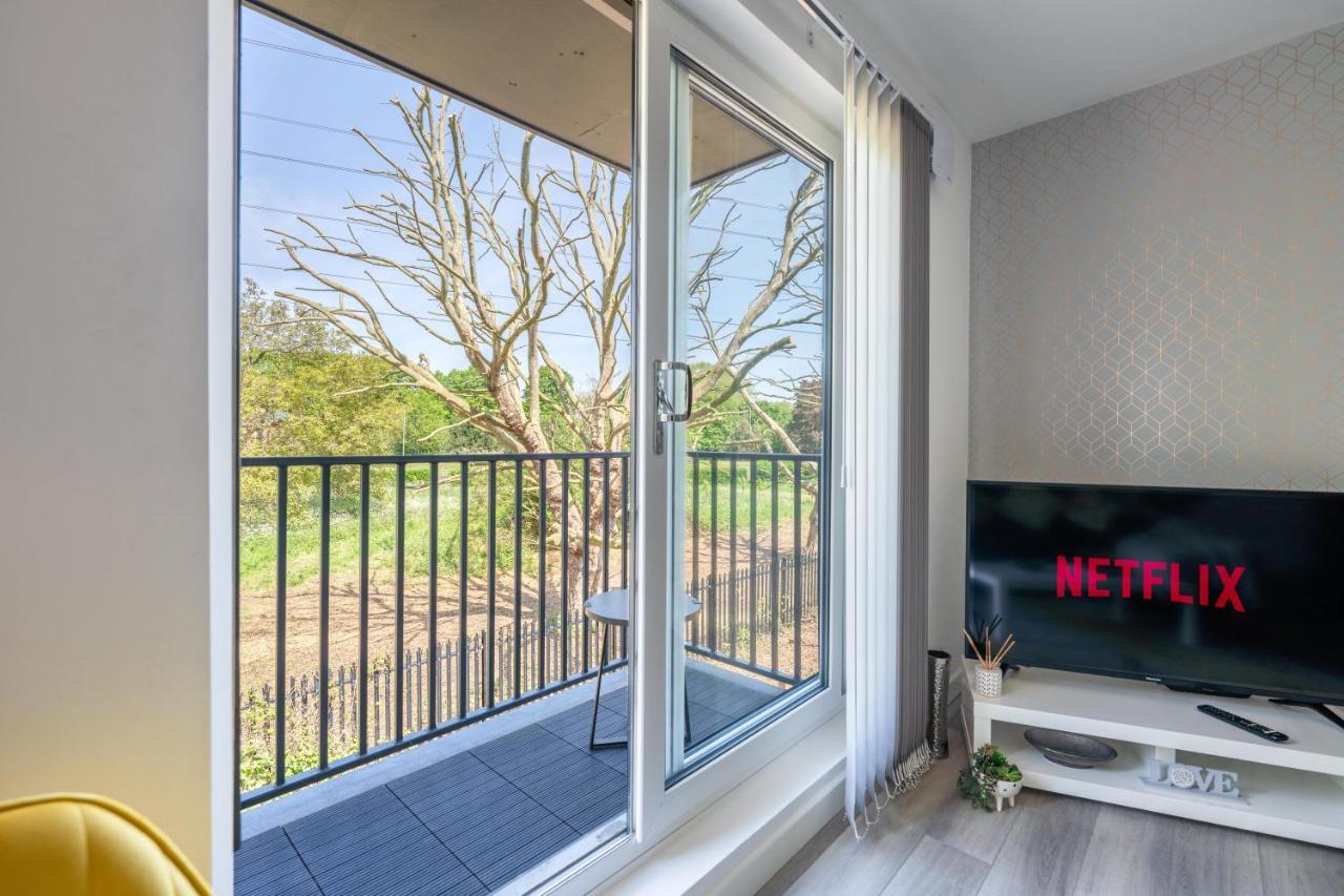 Ash View Place 4 -Heathrow - Thorpe Park - Free Parking Staines-upon-Thames Exteriör bild