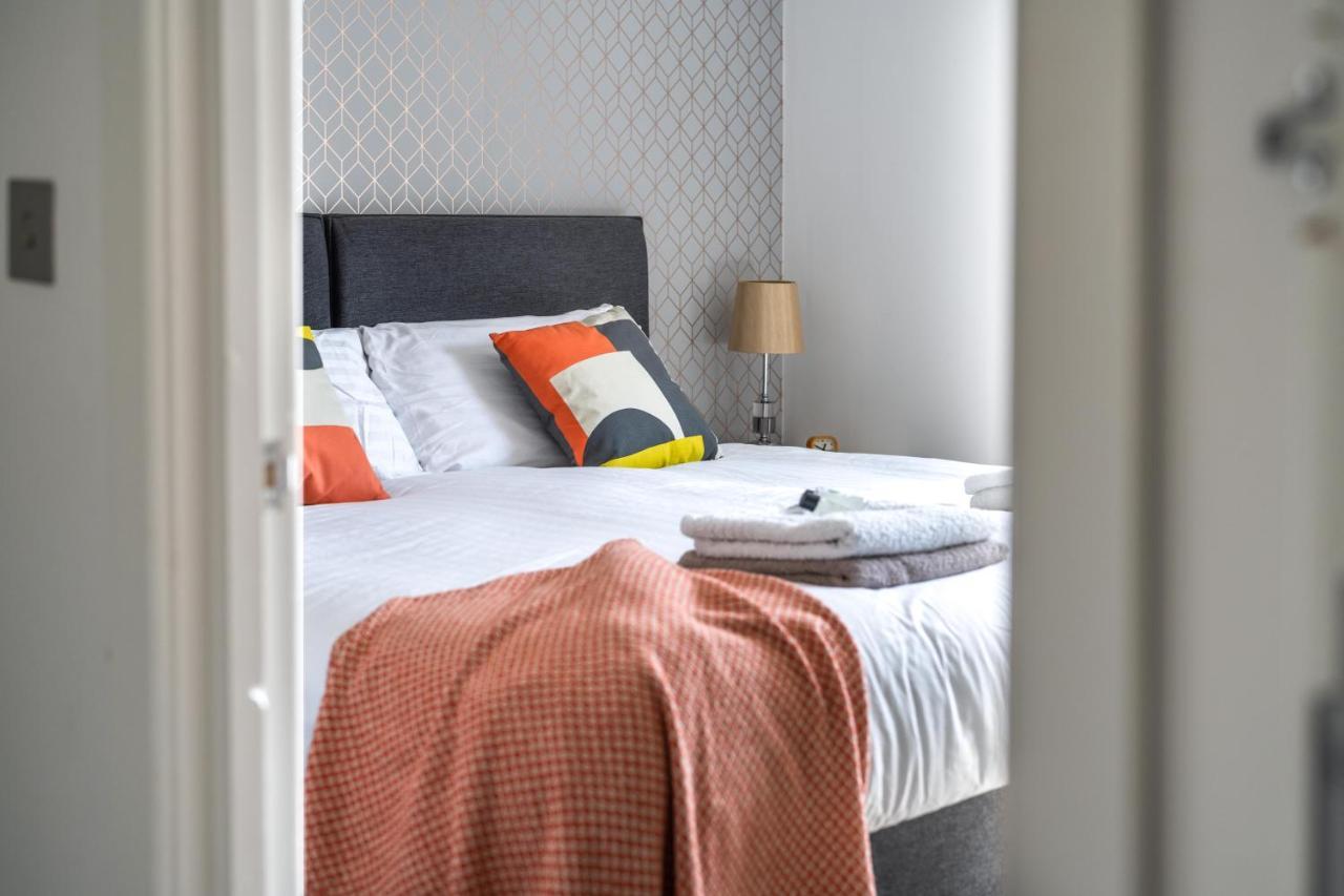 Ash View Place 4 -Heathrow - Thorpe Park - Free Parking Staines-upon-Thames Exteriör bild