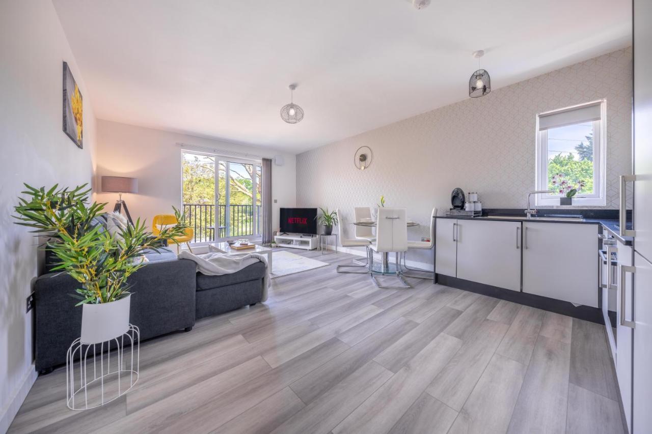 Ash View Place 4 -Heathrow - Thorpe Park - Free Parking Staines-upon-Thames Exteriör bild