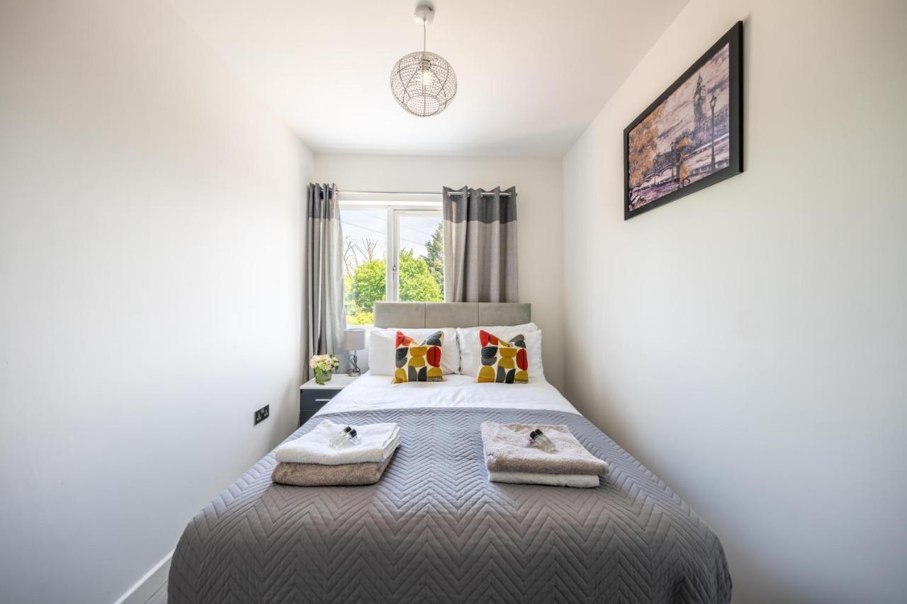 Ash View Place 4 -Heathrow - Thorpe Park - Free Parking Staines-upon-Thames Exteriör bild