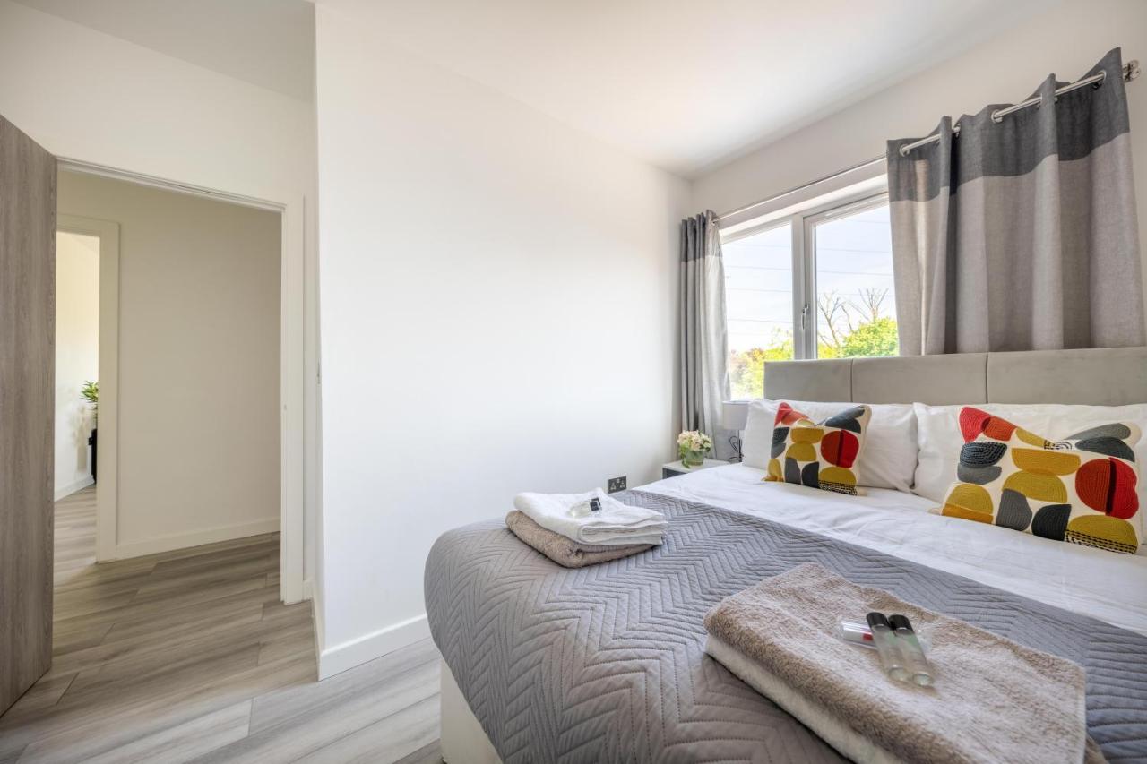 Ash View Place 4 -Heathrow - Thorpe Park - Free Parking Staines-upon-Thames Exteriör bild