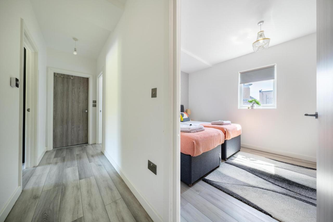 Ash View Place 4 -Heathrow - Thorpe Park - Free Parking Staines-upon-Thames Exteriör bild