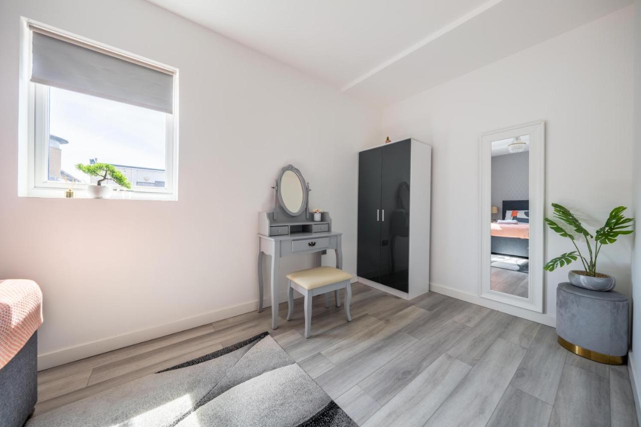 Ash View Place 4 -Heathrow - Thorpe Park - Free Parking Staines-upon-Thames Exteriör bild