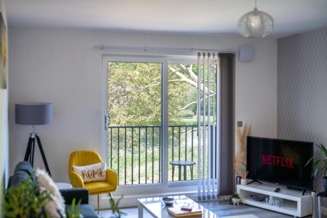 Ash View Place 4 -Heathrow - Thorpe Park - Free Parking Staines-upon-Thames Exteriör bild