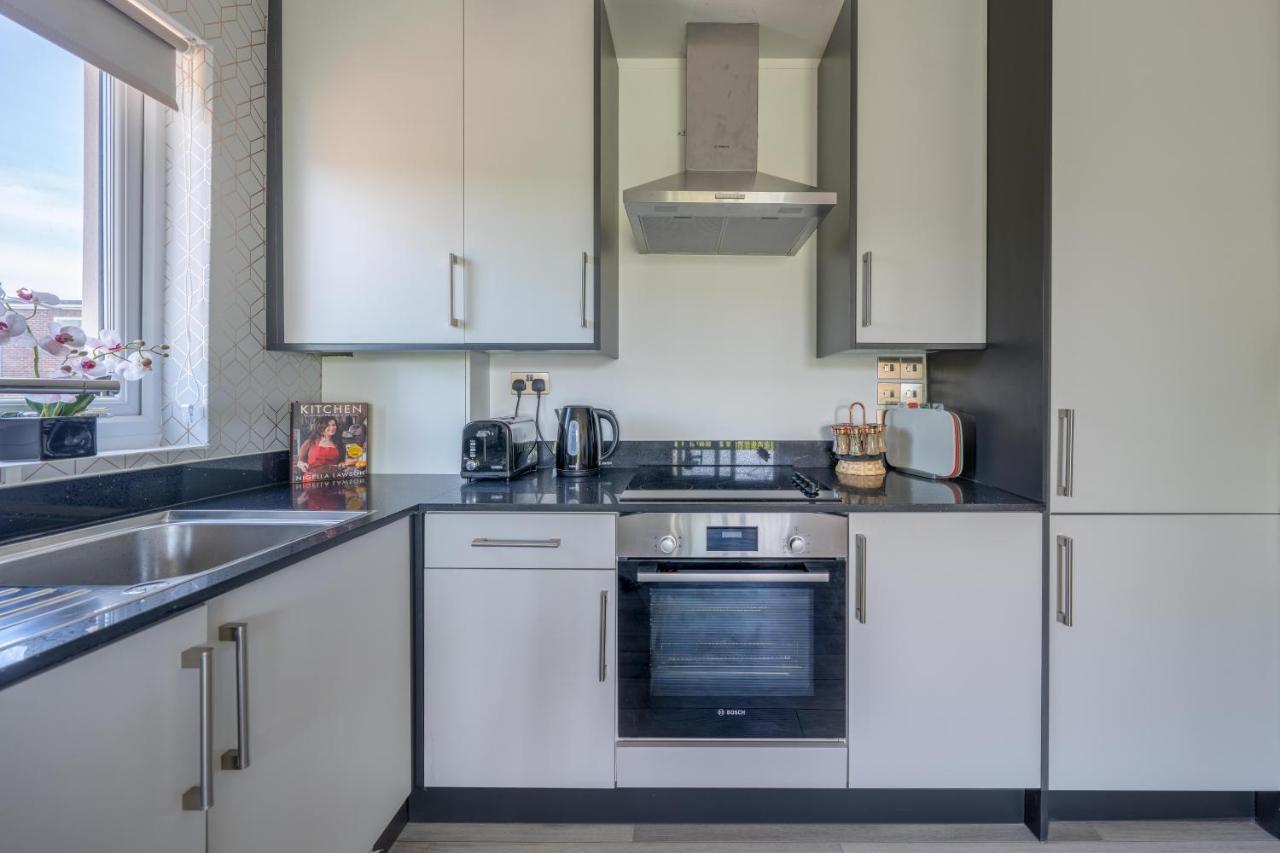 Ash View Place 4 -Heathrow - Thorpe Park - Free Parking Staines-upon-Thames Exteriör bild